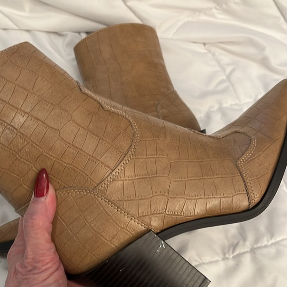 Tan Croc-Embossed Ankle Boots 🥾 nasty gal - Picture 6 of 12